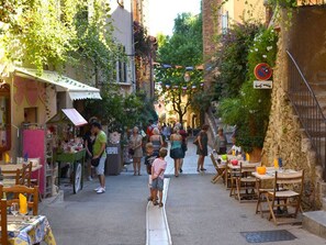 Outdoor dining - Air-conditioned duplex 2-bedroom with pool and parking - Le Lavandou (Le Lavandou)