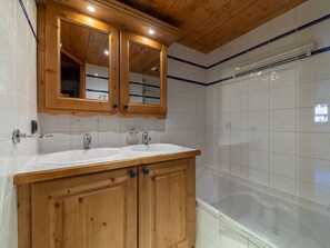 Hair dryer - Méribel: Spacious apartment for 10 people, 5 rooms with pool and parking (Méribel)