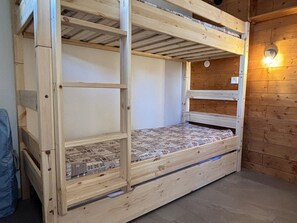 A bunk bed with a wooden frame and a mattress with a floral pattern. - Cosy and modern apartment for 4/5 people, Falaise area (Avoriaz)