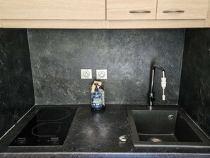 Wasserkocher mit Kaffee-/Teezubehör, Kühlschrank, Mikrowelle, Toaster