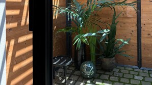 Un intérieur moderne avec des murs en bois, une lucarne et des plantes en pot.
