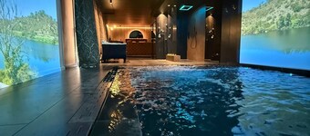 Immerse yourself in 20 natural settings around your infinity pool and jacuzzi.