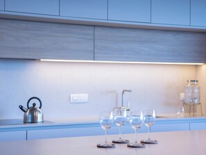 Køleskab, mikrobølgeovn, ovn, kogeplade