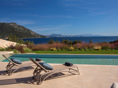 Amber by the sea – Elegant Villa with amazing view and XLarge Infinity Pool