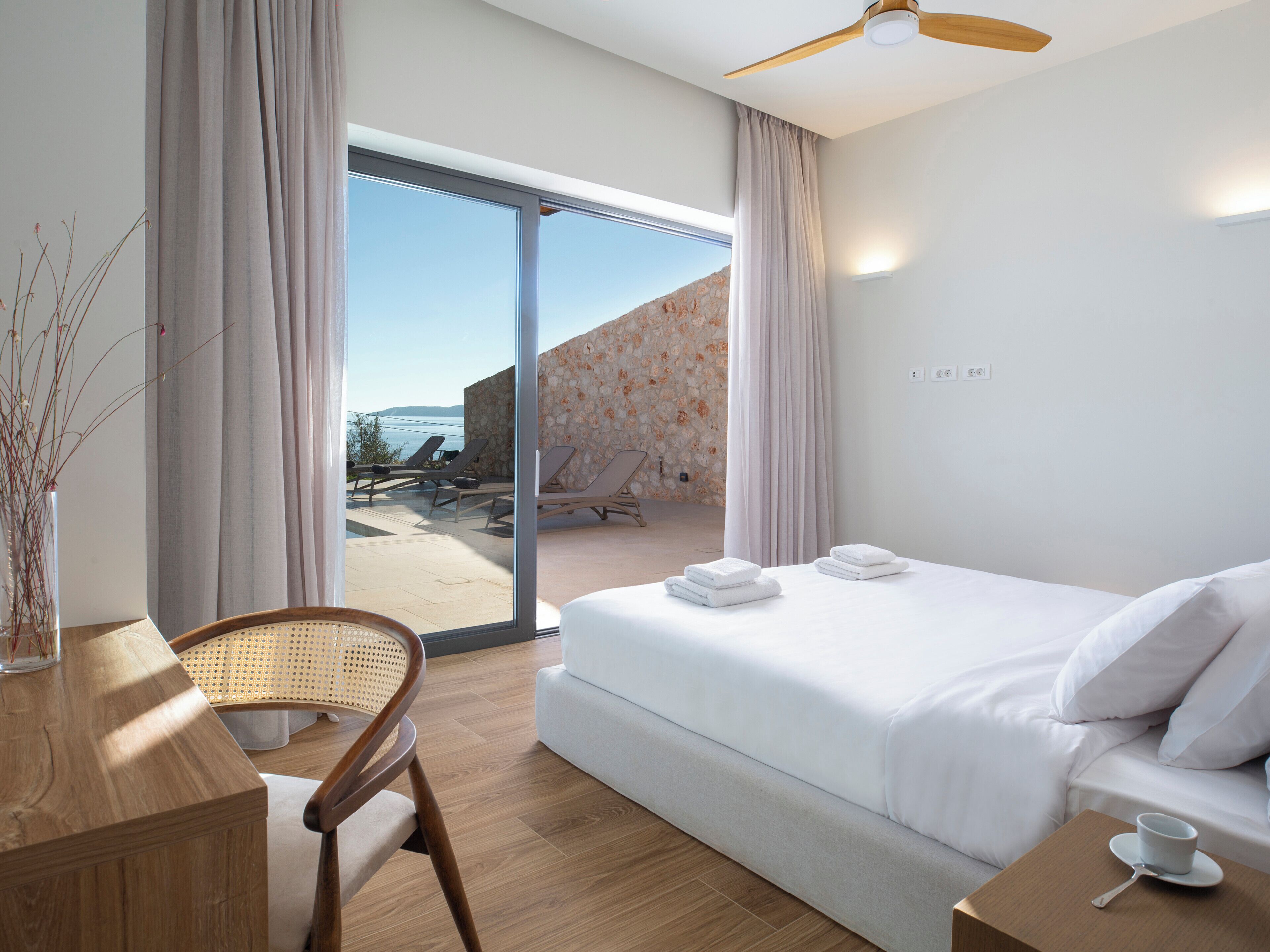 Tabla de planchar con plancha, wifi y ropa de cama 