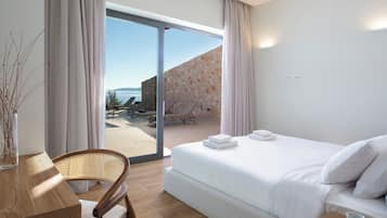 Tabla de planchar con plancha, wifi y ropa de cama