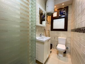 Hair dryer, towels, soap, toilet paper - Spacious -2 bedroom apartment in adorable El Shikh Zaid with AC (El Shikh Zaid,)