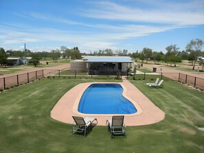 Outdoor pool - Longreach Tourist Park (Longreach)