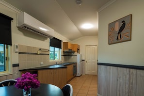 Two Bedroom Cabin | Private kitchen - Longreach Tourist Park (Longreach)