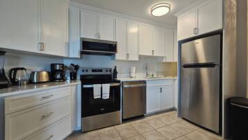 Micro-ondes, four, plaque de cuisson, lave-vaisselle