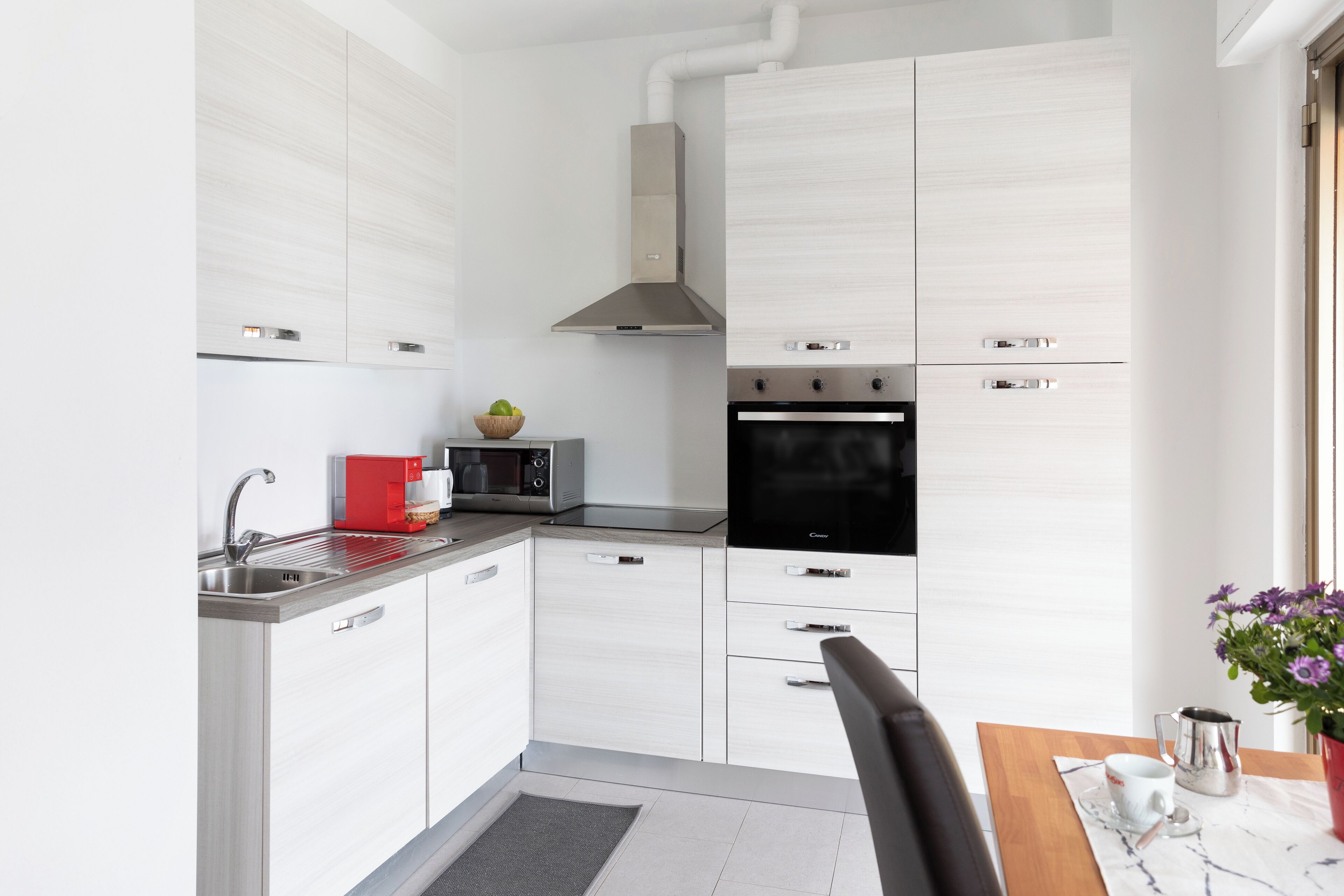 Køleskab, mikrobølgeovn, ovn, kogeplade