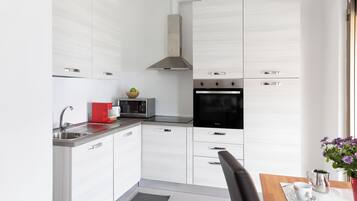 Køleskab, mikrobølgeovn, ovn, kogeplade