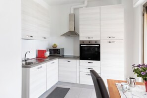 Een koelkast, een microgolfoven, een oven, een kookplaat