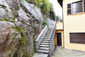 المنطقة المحيطة بالمنشأة