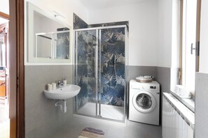 Dusche, kostenlose Toilettenartikel, Haartrockner, Bidet