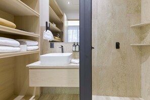 A modern bathroom with a built-in sink, wooden shelves, and a mirror. - TOP Homero Modern 1BR Apartment (Mexico City)