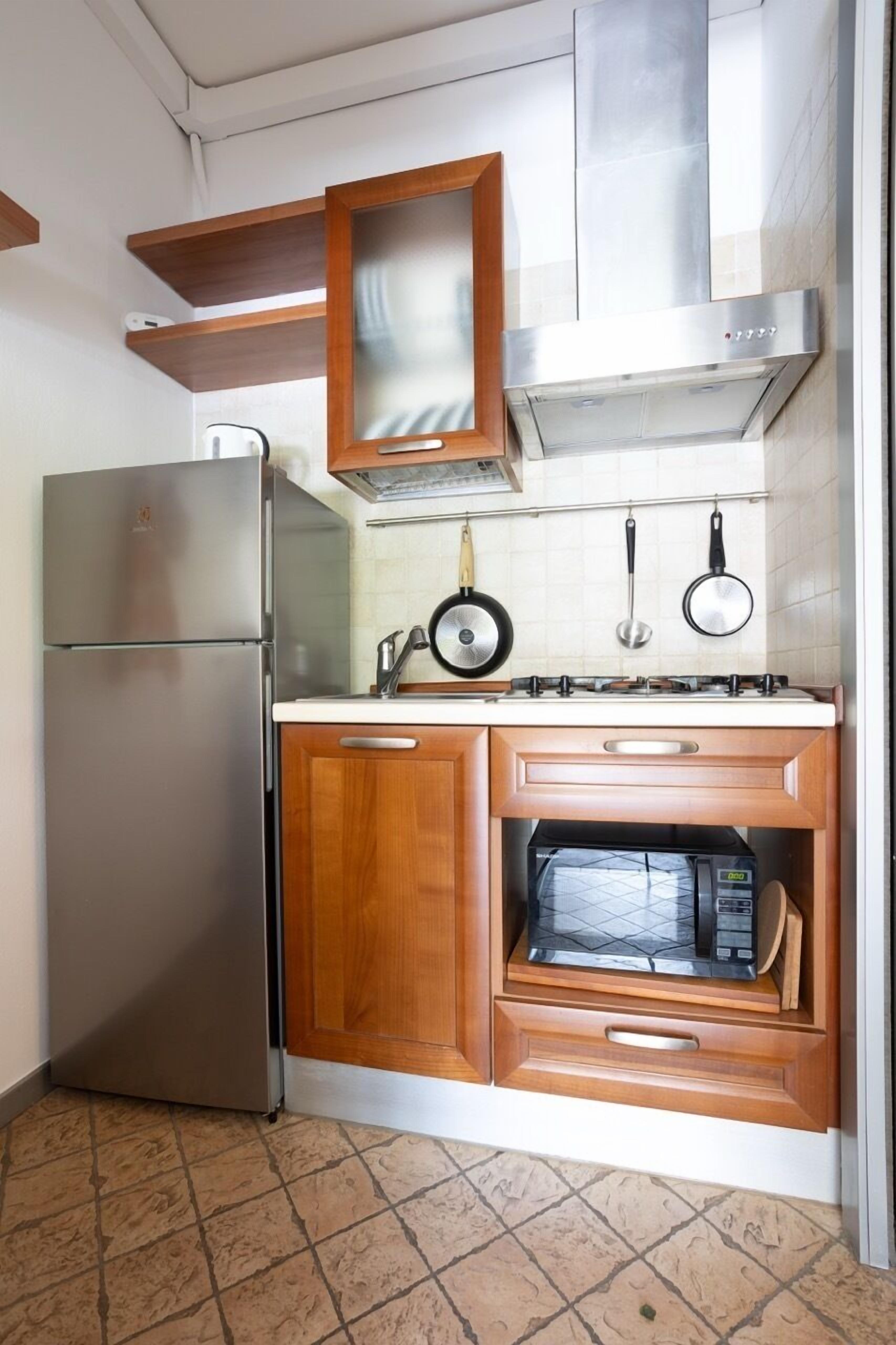 Kühlschrank, Mikrowelle, Herdplatte, Geschirrspüler