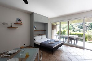 Tabla de planchar con plancha, wifi gratis y ropa de cama 