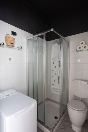 Dusche, Haartrockner, Bidet, Handtücher