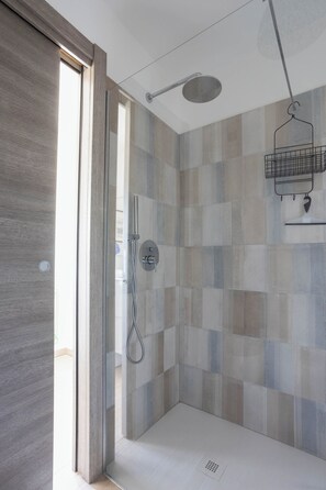 Shower, hair dryer, bidet, towels - Suite Federico - One Bedroom Apartment, Sleeps 2 (Cannobio)