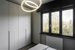 Tabla de planchar con plancha, wifi gratis y ropa de cama