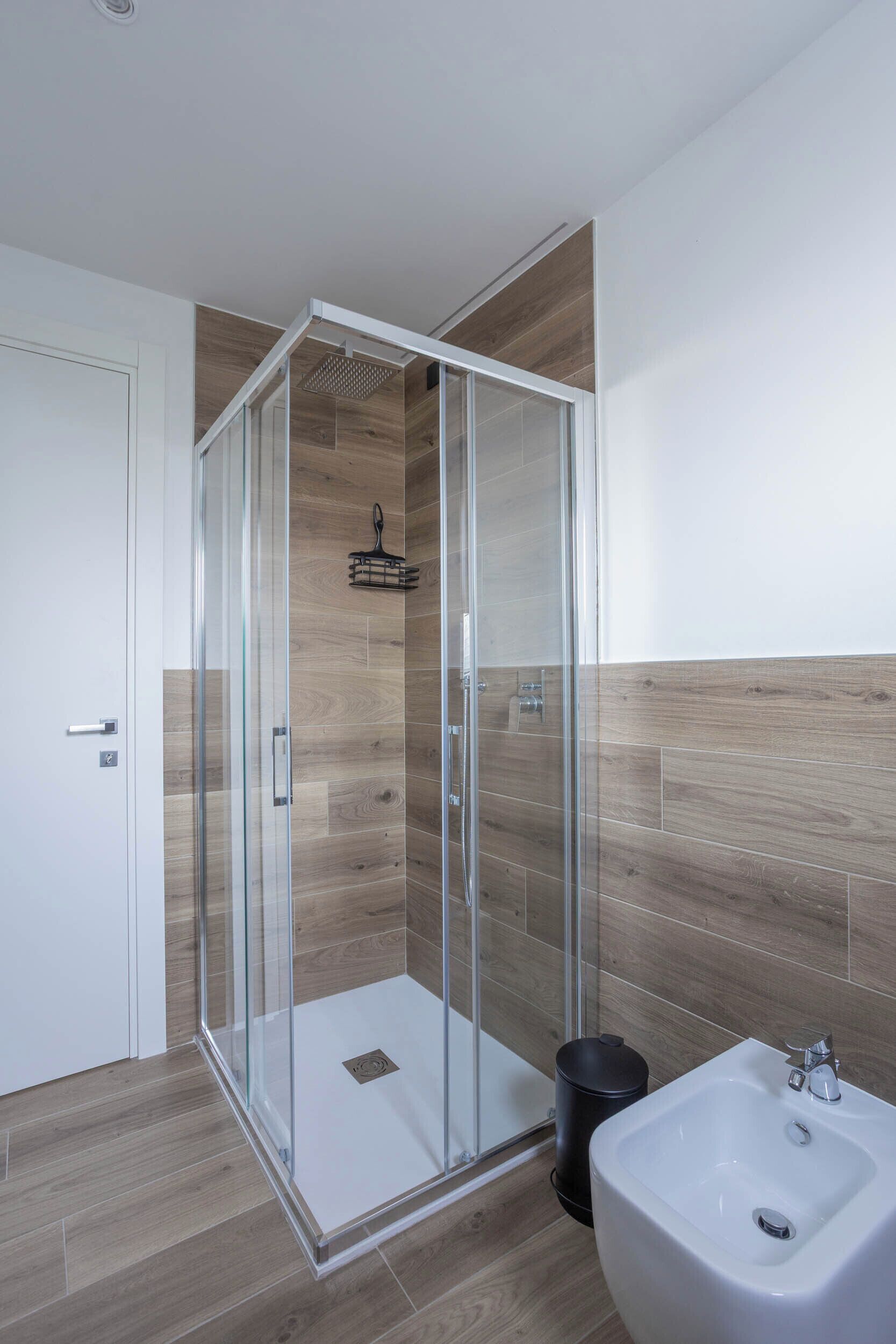 Dusche, Haartrockner, Bidet, Handtücher