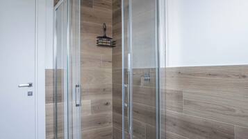 Dusche, Haartrockner, Bidet, Handtücher