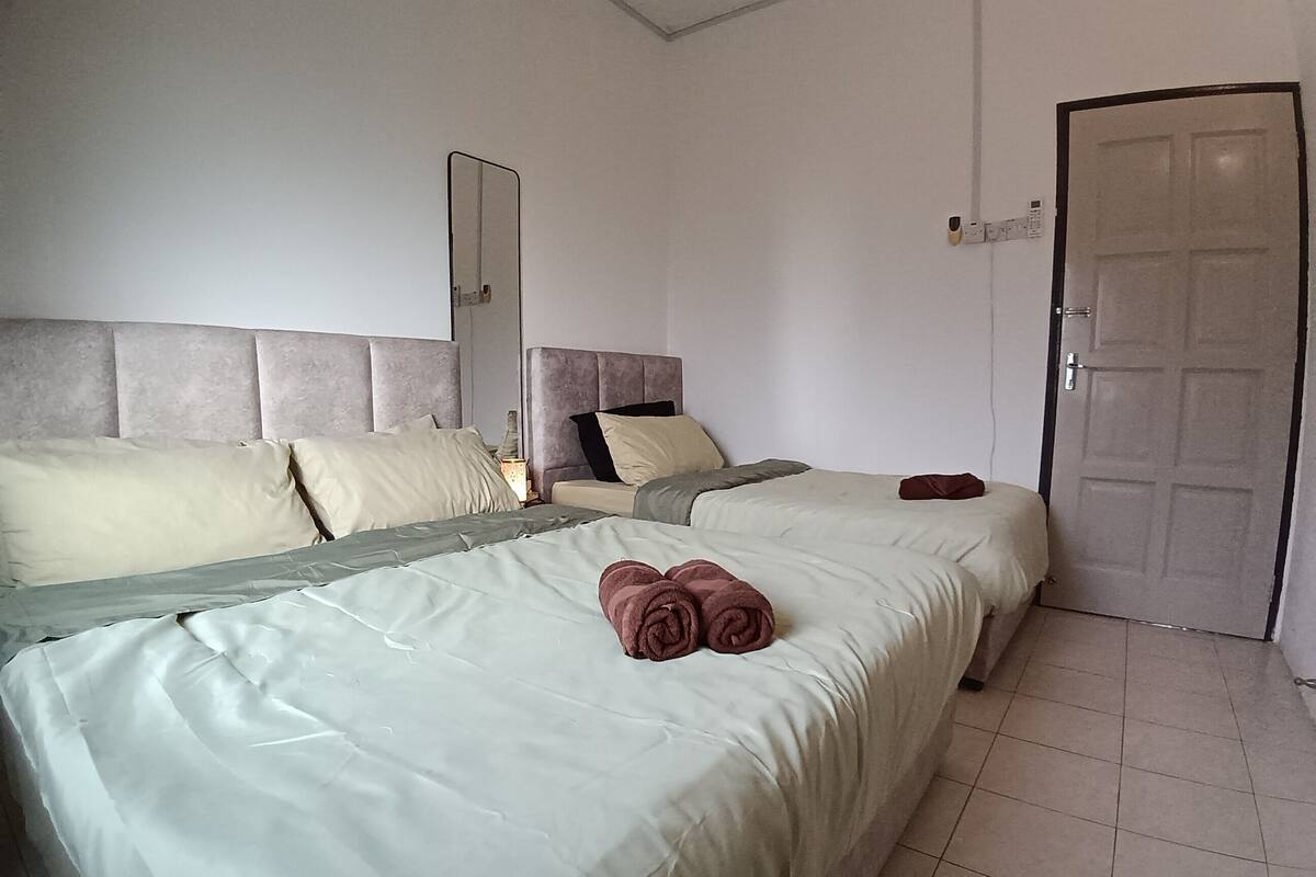 Cortinas blackout, tabla de planchar con plancha y wifi gratis