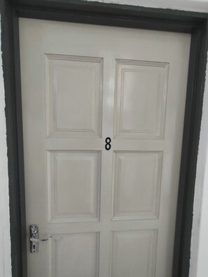 Habitación triple Confort, planta baja | Cortinas blackout, tabla de planchar con plancha y wifi gratis 