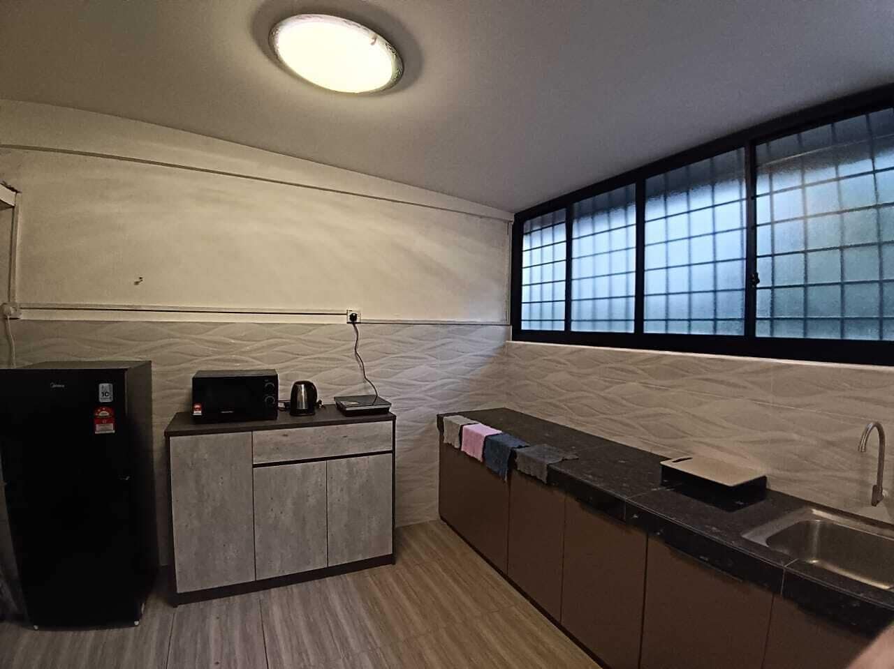 Tủ lạnh, lò vi sóng, bếp nấu, dụng cụ nấu nướng/bát dĩa/dao nĩa 