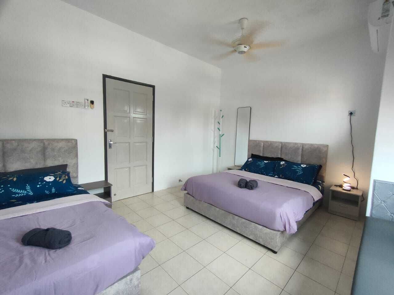 Deluxe Triple Room | Blackout drapes, iron/ironing board, free WiFi