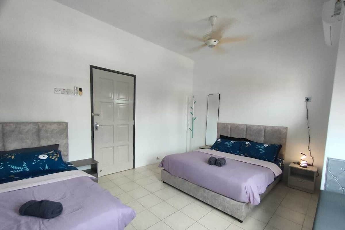 Habitación triple Deluxe | Cortinas blackout, tabla de planchar con plancha y wifi gratis