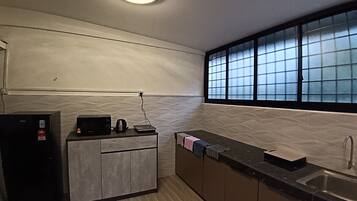 Refrigerador, microondas, placa de cocina, utensilios de cocina