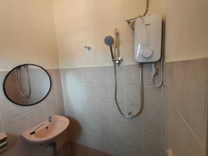 Habitación triple Deluxe | Baño | Regadera, secadora de cabello, pantuflas, toallas