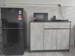 Refrigerador, microondas, parrilla de estufa y utensilios de cocina 