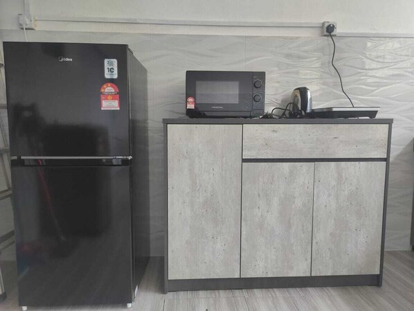 Refrigerador, microondas, parrilla de estufa y utensilios de cocina