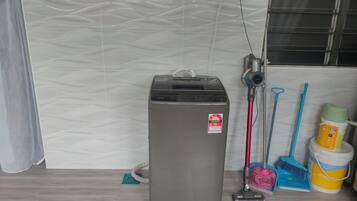 Refrigerador, microondas, placa de cocina, utensilios de cocina