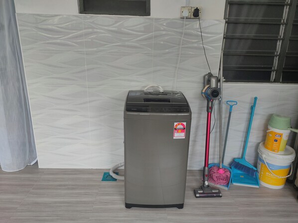 ثلاجة، ميكروويف، موقد طهي مسطح، مستلزمات طهي/أطباق/أوعية