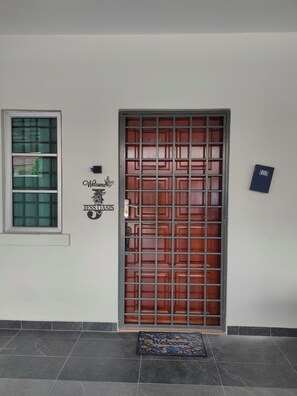 المنشأة من الخارج