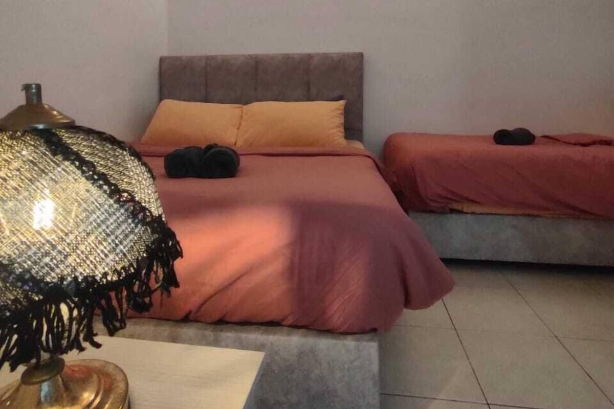 Habitación triple Confort, planta baja | Cortinas blackout, tabla de planchar con plancha y wifi gratis