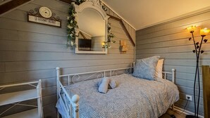 Unclassified image, 5 of 15, button - Small country cottage with wifi and parking (Auguaise)