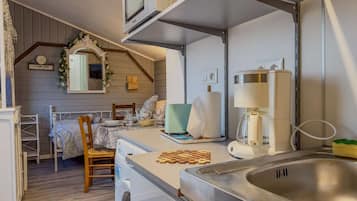 Réfrigérateur, micro-ondes, plaque de cuisson, cafetière/bouilloire