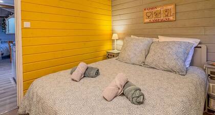 Small country cottage with wifi and parking