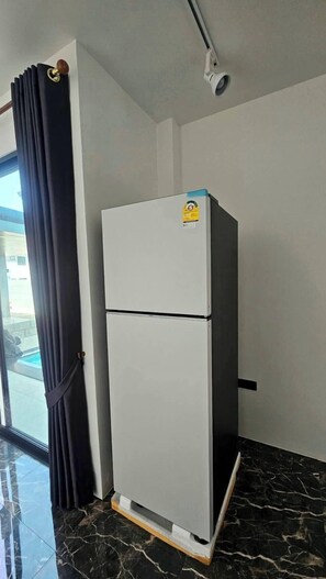 ثلاجة صغيرة