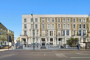 Exterior - Bright & Airy Flat with Rooftop (Greater London)