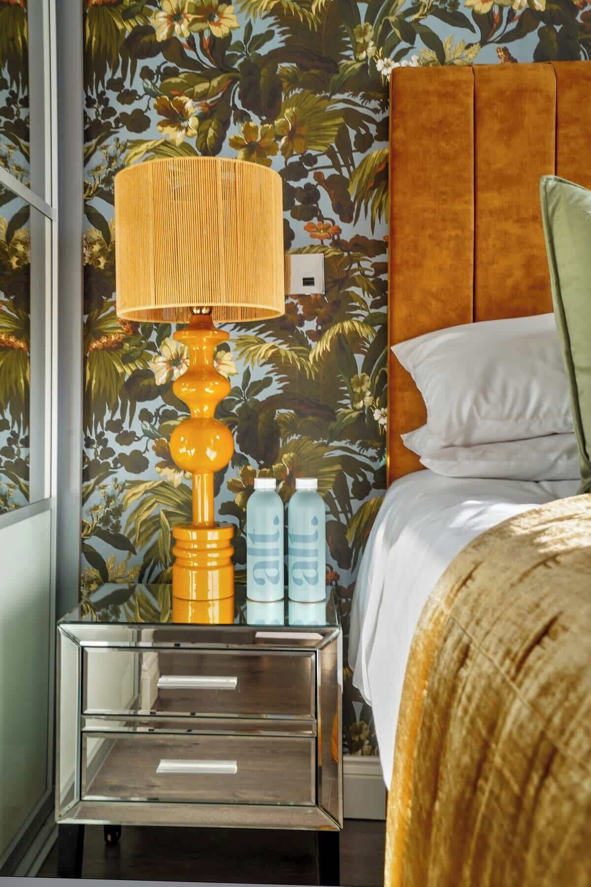 Tabla de planchar con plancha, wifi y ropa de cama 