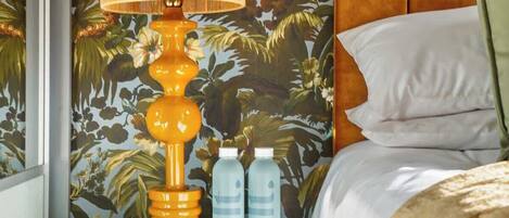 Tabla de planchar con plancha, wifi y ropa de cama