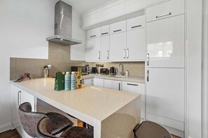 Fridge, microwave, oven, stovetop - Bright & Airy Flat with Rooftop (Greater London)