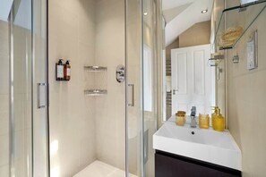 Shower, hair dryer, towels, shampoo - Bright & Airy Flat with Rooftop (Greater London)