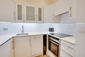 Wasserkocher mit Kaffee-/Teezubehör, Kühlschrank, Mikrowelle, Ofen
